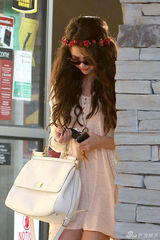 组图：赛琳娜森女系发箍亮相 衣摆飘逸仙气足