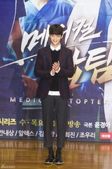 独家：权相佑珉豪帅气撑新剧 郑丽媛白衣个性