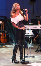 幻灯：丽安娜-刘易斯BBC一展豪嗓 露肩开衫尤显可爱