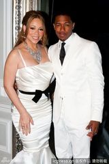 组图：凯莉庆结婚周年秀恩爱 纯白礼服再现求婚戏码