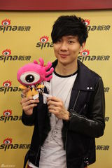 组图：林俊杰做客新浪聊天 吐舌卖萌酒窝俏皮