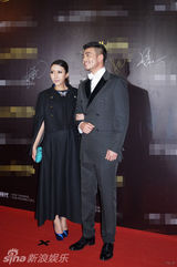 组图：杨烁受邀公益盛典 分享心得展现个性魅力