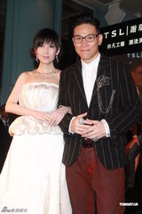 组图：周慧敏曼妙白裙女神范儿 大方秀光滑美背