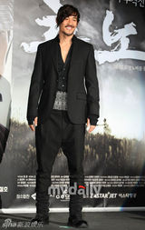 幻灯图集：张赫李多海等出席新剧发布会 黑衣肃穆