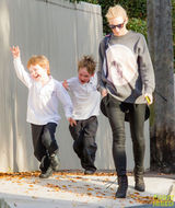 组图：布兰切特潮装出街 陪子散布心情佳