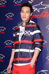 组图：王阳明出席品牌活动 获温升豪赞身材好