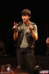 组图：韩星玄彬卖萌扮兔子 分享吻戏经验害羞