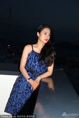 组图：姜文携妻周韵恩爱拍写真 铁汉也有柔情时