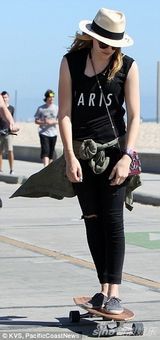 小贝长子搭《海扁王》女星玩滑板 追逐嬉闹(图)