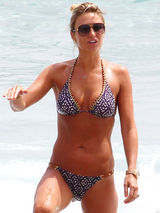 组图：杰拉德娇妻泳装戏水 身材火辣表情爽