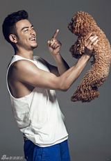 组图：杨烁硬汉型男变全能汪爸 与萌宠嬉戏