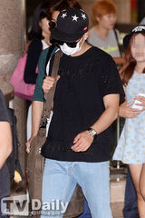 组图：CNBLUE赴京开唱 机场获壮汉开道