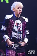 组图：韩团 Block B 发布会 变身粉红淘气恶童