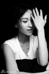 组图：练束梅写真黑白色调透露文艺气息