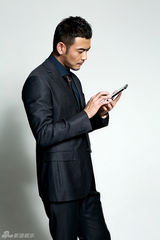 组图：杨烁商务写真温暖笑容彰显绅士魅力