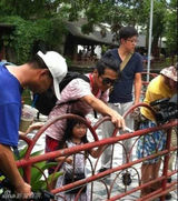 组图：爸爸2台湾花絮照 姐姐坐林志颖大腿合影