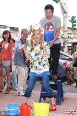 组图：小燕姐挑战冰桶 否认与F姓药头熟识