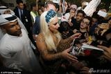 组图：Lady Gaga穿透视薄纱裙秀豪乳 变身优雅女神