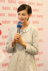 组图：戴娇倩杭州出席活动 娇俏粉蓝笑容可人