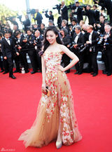 组图：张靓颖亮相戛纳红毯 碎花礼服性感秀腿