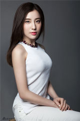 组图：鲍天琦青春照秀美肌 紧身白衣显上围