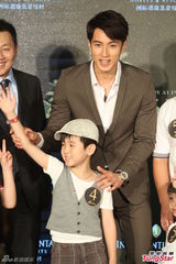 组图：吴尊与小朋友亲密互动 诠释帅气好爸爸