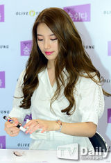 组图：秀智出席签名会 清新白裙似仙女