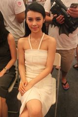 组图：韩丹彤助阵女神节 与陈乔恩成好闺蜜