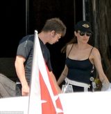 组图：安吉丽娜-朱莉/布拉德-皮特婚后甜蜜度假 亲密抚摸超有爱