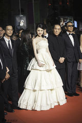 组图：两代“谋女郎”亮相戛纳 张慧雯白裙清新