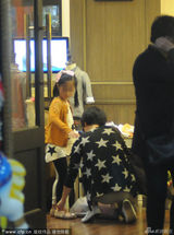 组图：马伊琍带爱马逛童装 贴心跪地为女儿试鞋