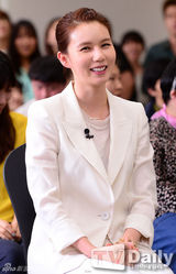 组图：韩星朴诗恩任慈善大使白衣显利落