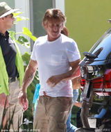 组图：塞隆吊带装性感 爱子与西恩-潘略显生疏