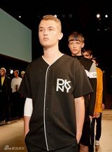 组图：裘德-洛17岁儿子当模特 帅气走秀似父亲