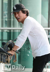 组图：韩星赵宰贤不惧公款吃牛肉传闻出国