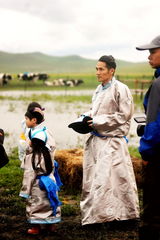 组图：《爸爸2》内蒙古大草原拍摄 萌娃受考验