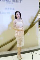 组图：秦岚出席珠宝活动 粉嫩裙装展露香肩