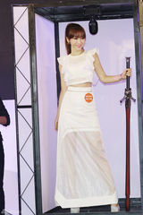 组图：柳岩纯白天使造型 大变活人玩古剑