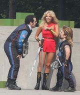 组图：小恶魔霸气拍摄《像素》 炮轰膝盖萌萌哒