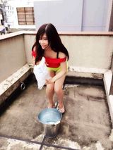 组图：L奶女优冲田杏梨冰桶挑战 露性感小蛮腰