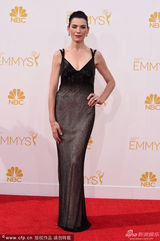 组图：朱丽安娜-玛格丽丝优雅亮相红毯