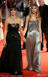 组图：《低入尘埃》首映 帕西诺一家三口亮相