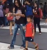 组图：张柏芝带娃逛街边摊 两子运动装喝冷饮