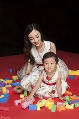 组图：贾乃亮李小璐携女首拍封面 甜馨抢尽风头