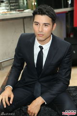 组图：凤小岳激吻郭采洁 女友一点都不担心