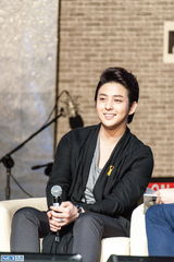 独家高清：金起范上海会粉丝 回归歌手身份催泪