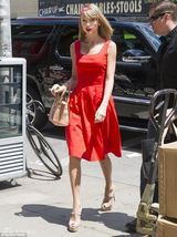 组图：斯威夫特穿红裙出街 化身夏日美艳小女人