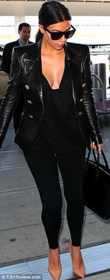 组图：卡戴珊蜜月后独自返家 未见老公身影