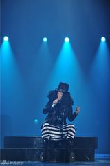 组图：歌狂腾格尔与辣妹共舞 蒋方舟迷黑豹主唱