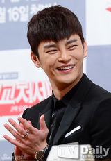 组图：《高校处世王》徐仁国呆萌剪刀手掳芳心